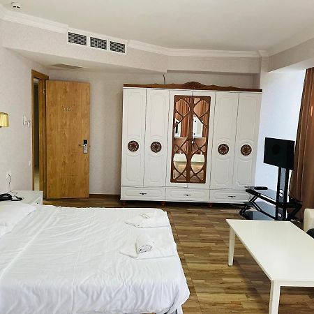 L Plaza Hotel Тбилиси Екстериор снимка