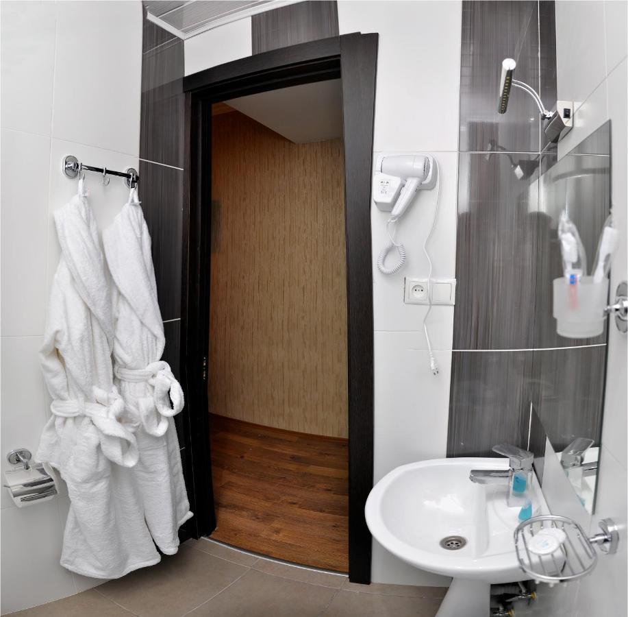 L Plaza Hotel Тбилиси Екстериор снимка