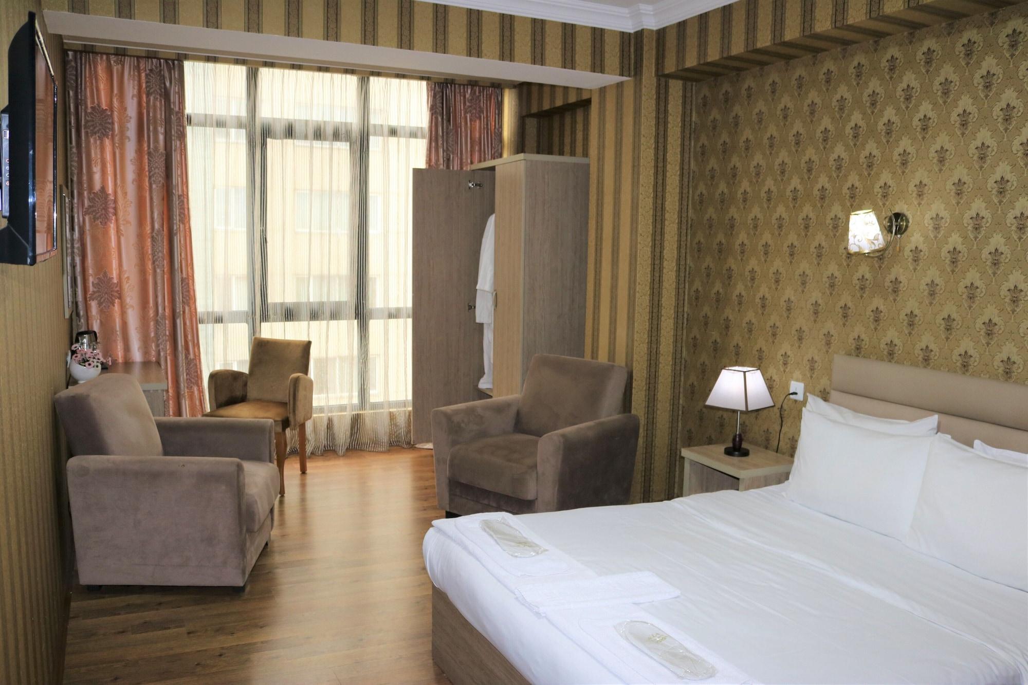 L Plaza Hotel Тбилиси Екстериор снимка