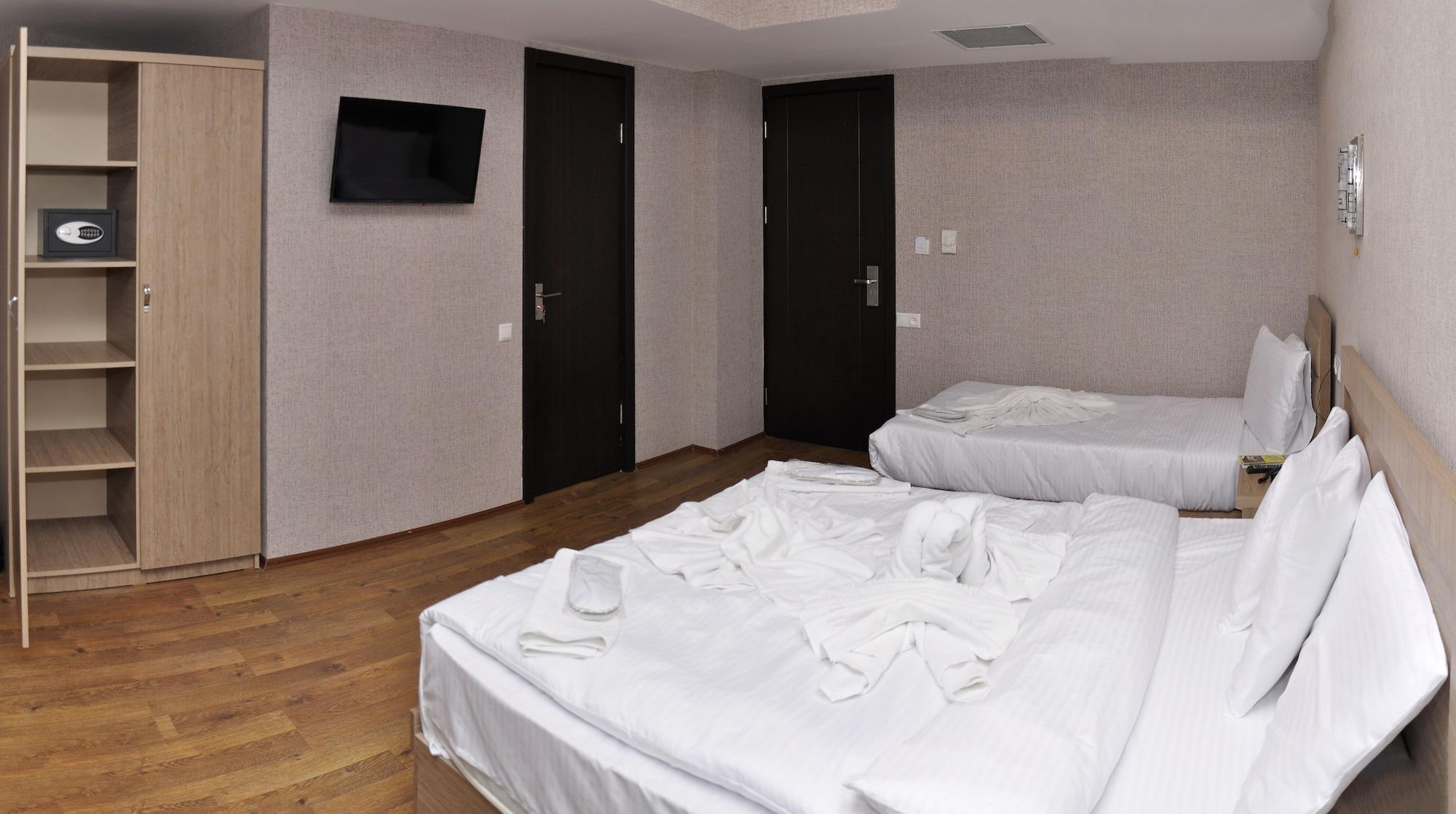 L Plaza Hotel Тбилиси Екстериор снимка