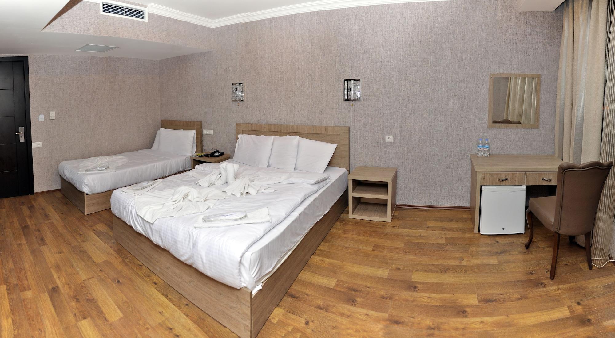 L Plaza Hotel Тбилиси Екстериор снимка