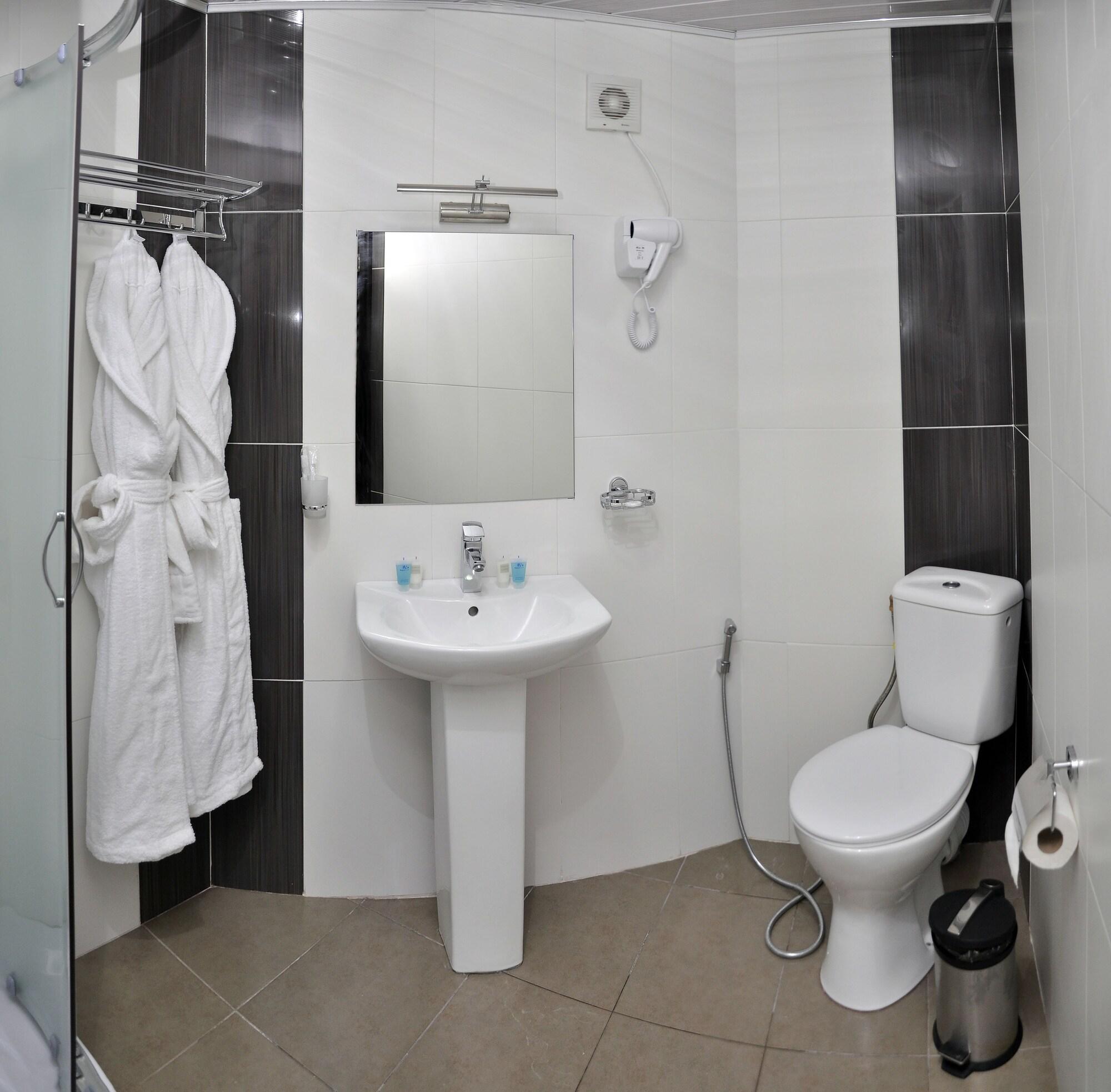 L Plaza Hotel Тбилиси Екстериор снимка