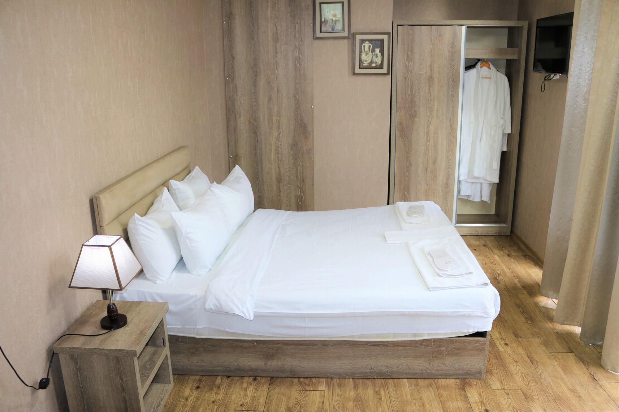L Plaza Hotel Тбилиси Екстериор снимка