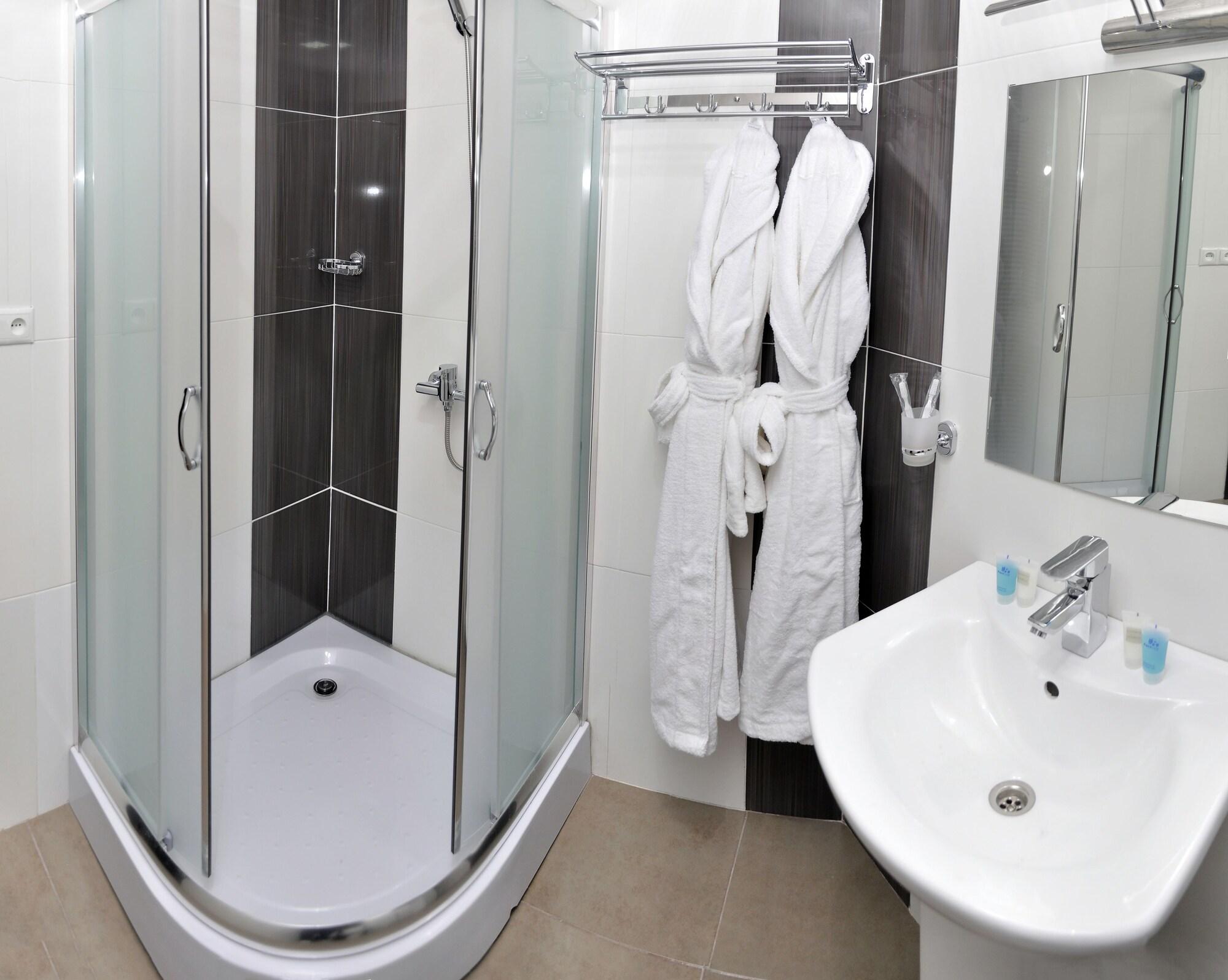L Plaza Hotel Тбилиси Екстериор снимка
