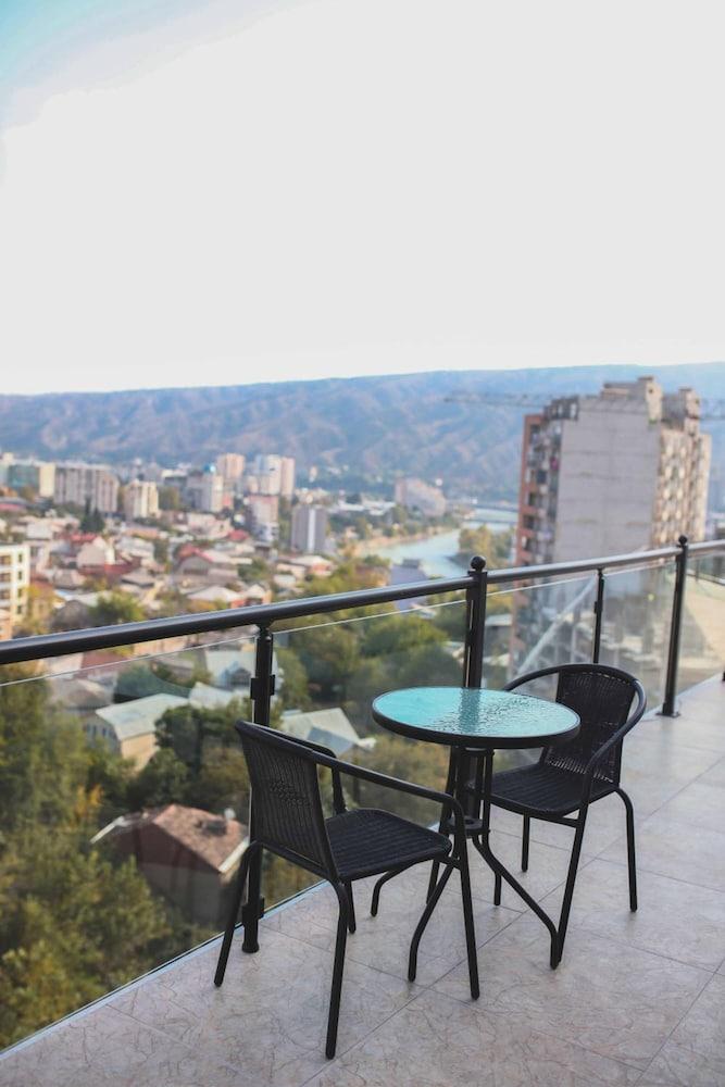 L Plaza Hotel Тбилиси Екстериор снимка