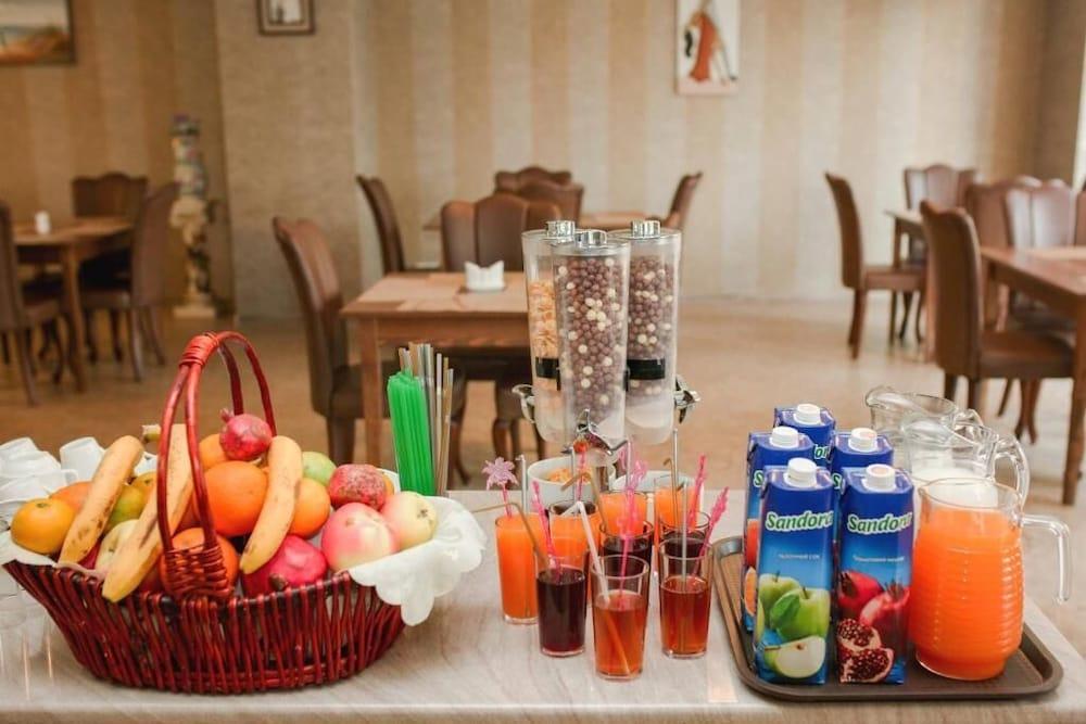 L Plaza Hotel Тбилиси Екстериор снимка