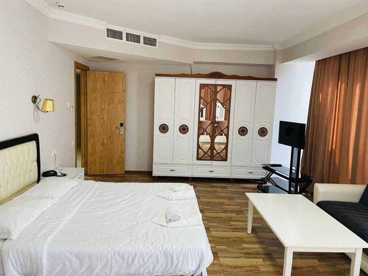 L Plaza Hotel Тбилиси Екстериор снимка