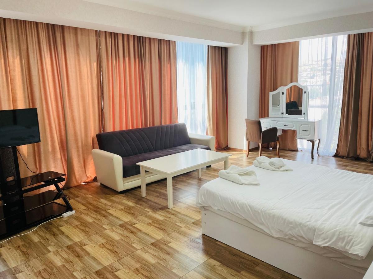 L Plaza Hotel Тбилиси Екстериор снимка