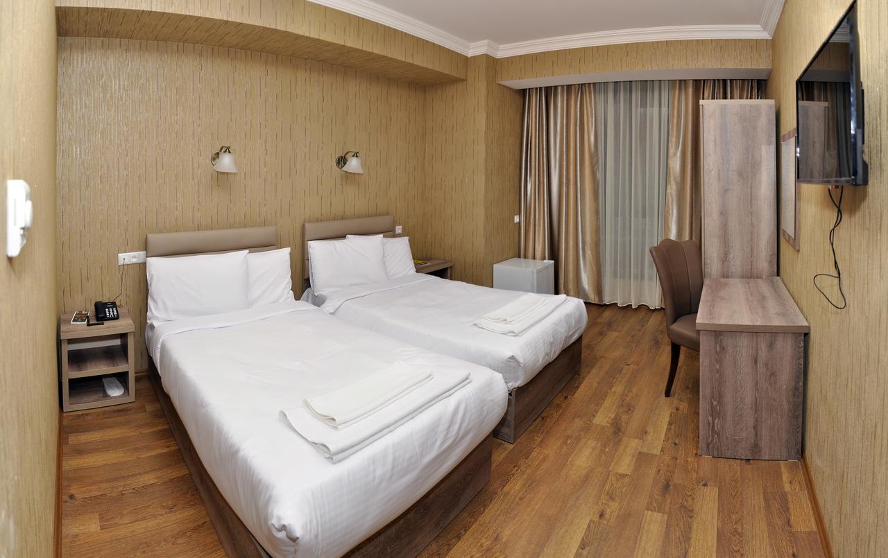 L Plaza Hotel Тбилиси Екстериор снимка