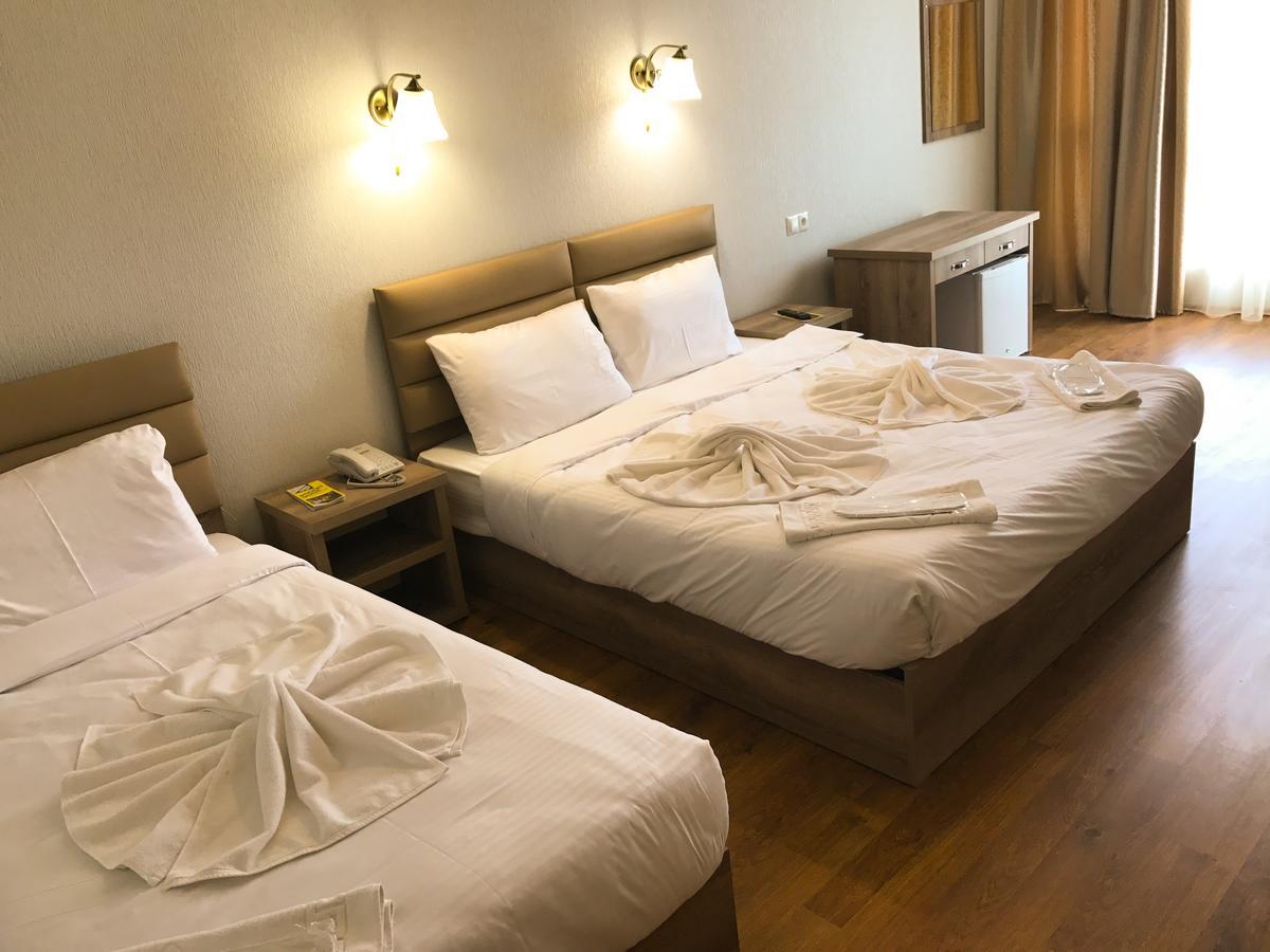L Plaza Hotel Тбилиси Екстериор снимка