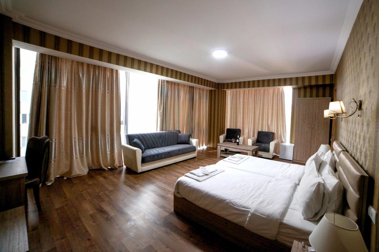 L Plaza Hotel Тбилиси Екстериор снимка