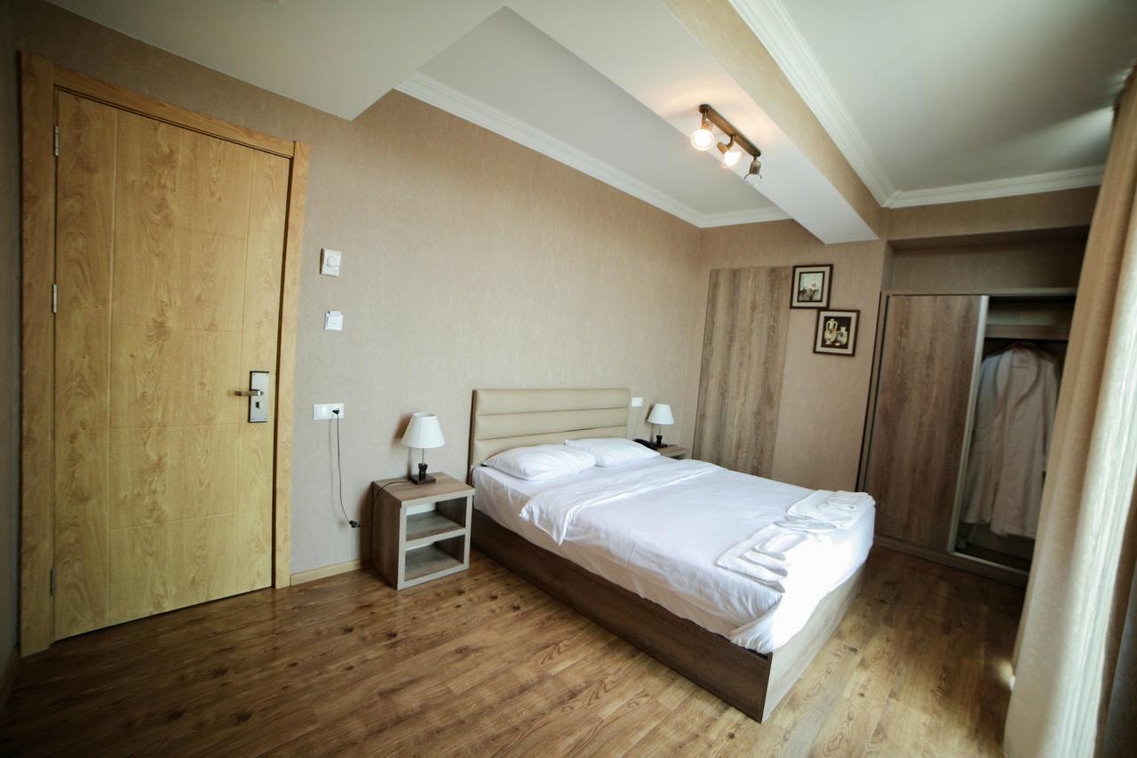 L Plaza Hotel Тбилиси Екстериор снимка