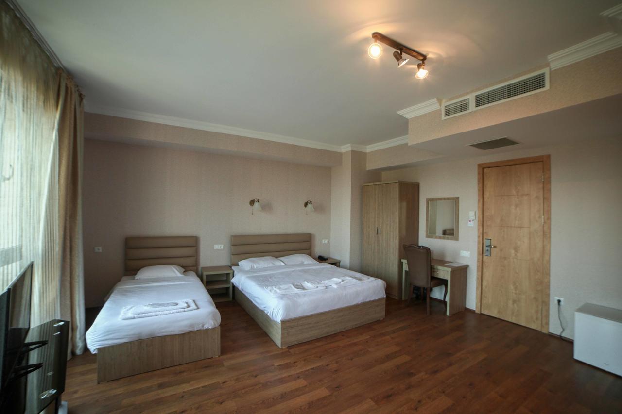 L Plaza Hotel Тбилиси Екстериор снимка