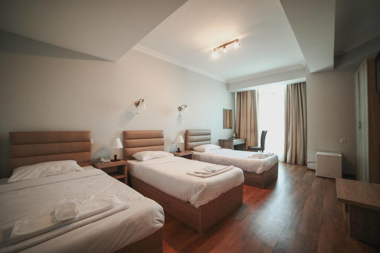 L Plaza Hotel Тбилиси Екстериор снимка