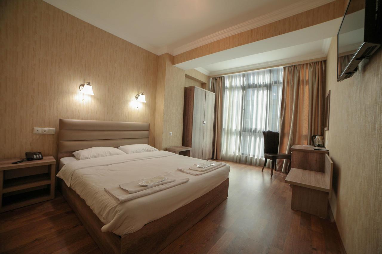 L Plaza Hotel Тбилиси Екстериор снимка