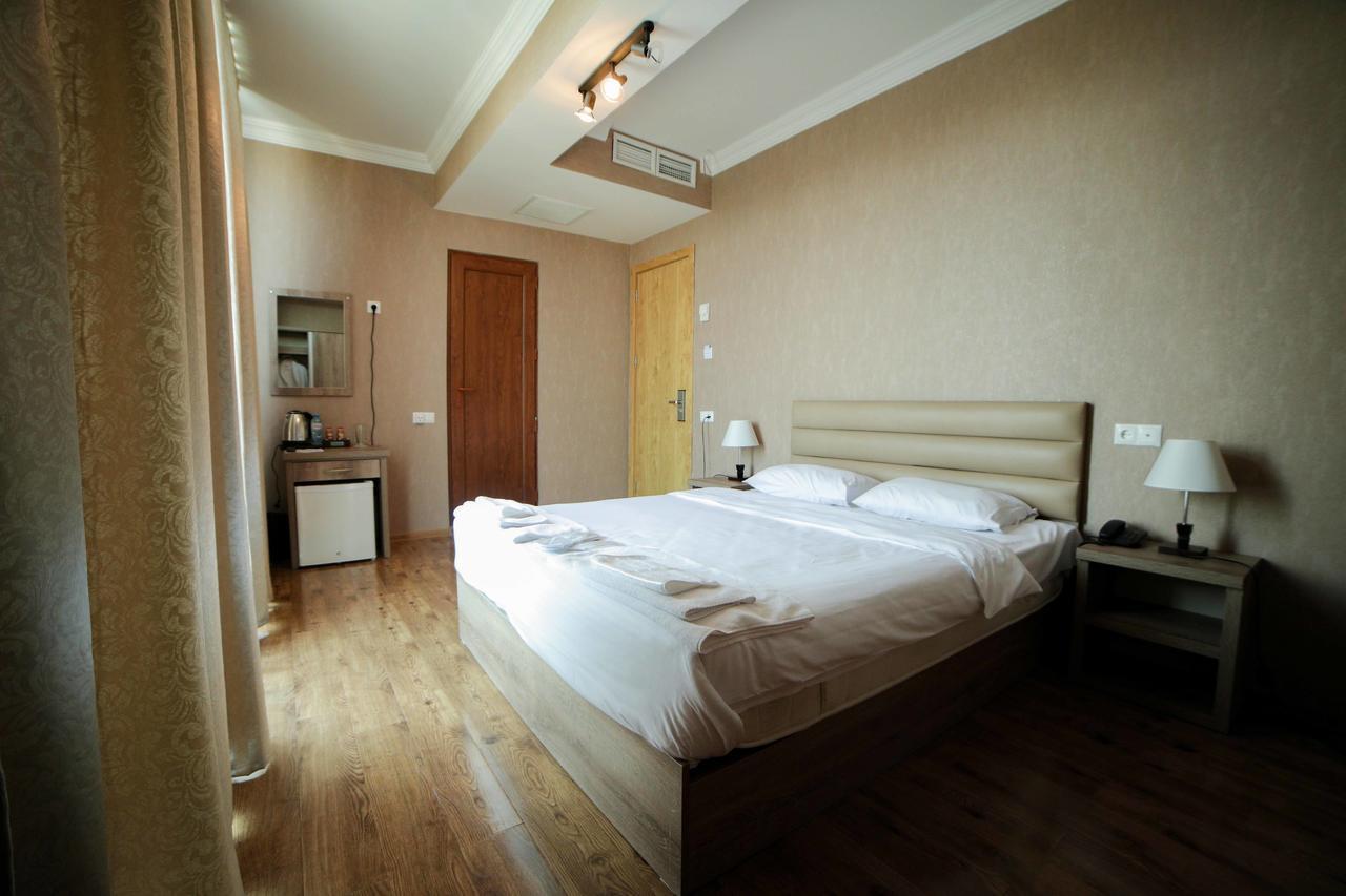 L Plaza Hotel Тбилиси Екстериор снимка