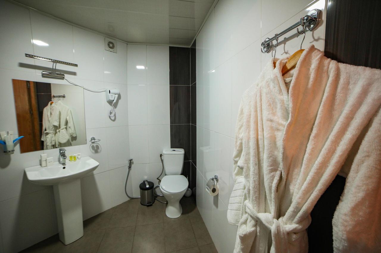 L Plaza Hotel Тбилиси Екстериор снимка