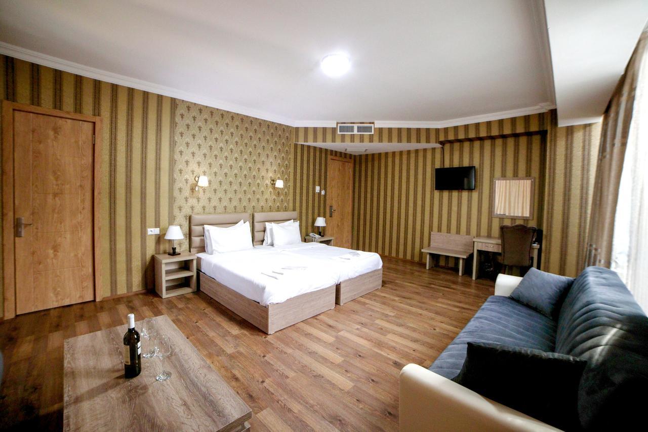L Plaza Hotel Тбилиси Екстериор снимка