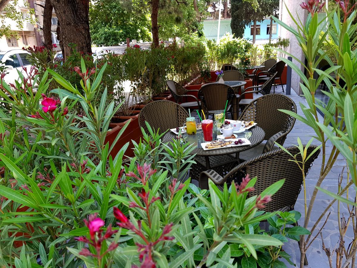 L Plaza Hotel Тбилиси Екстериор снимка