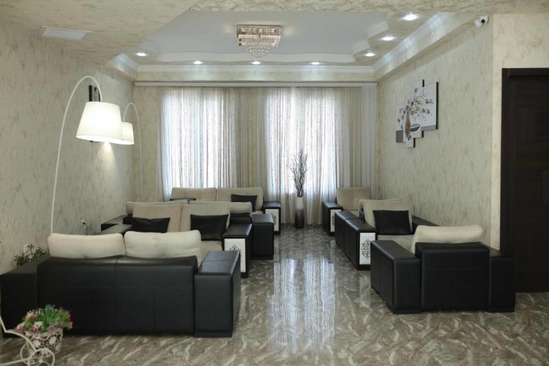 L Plaza Hotel Тбилиси Екстериор снимка