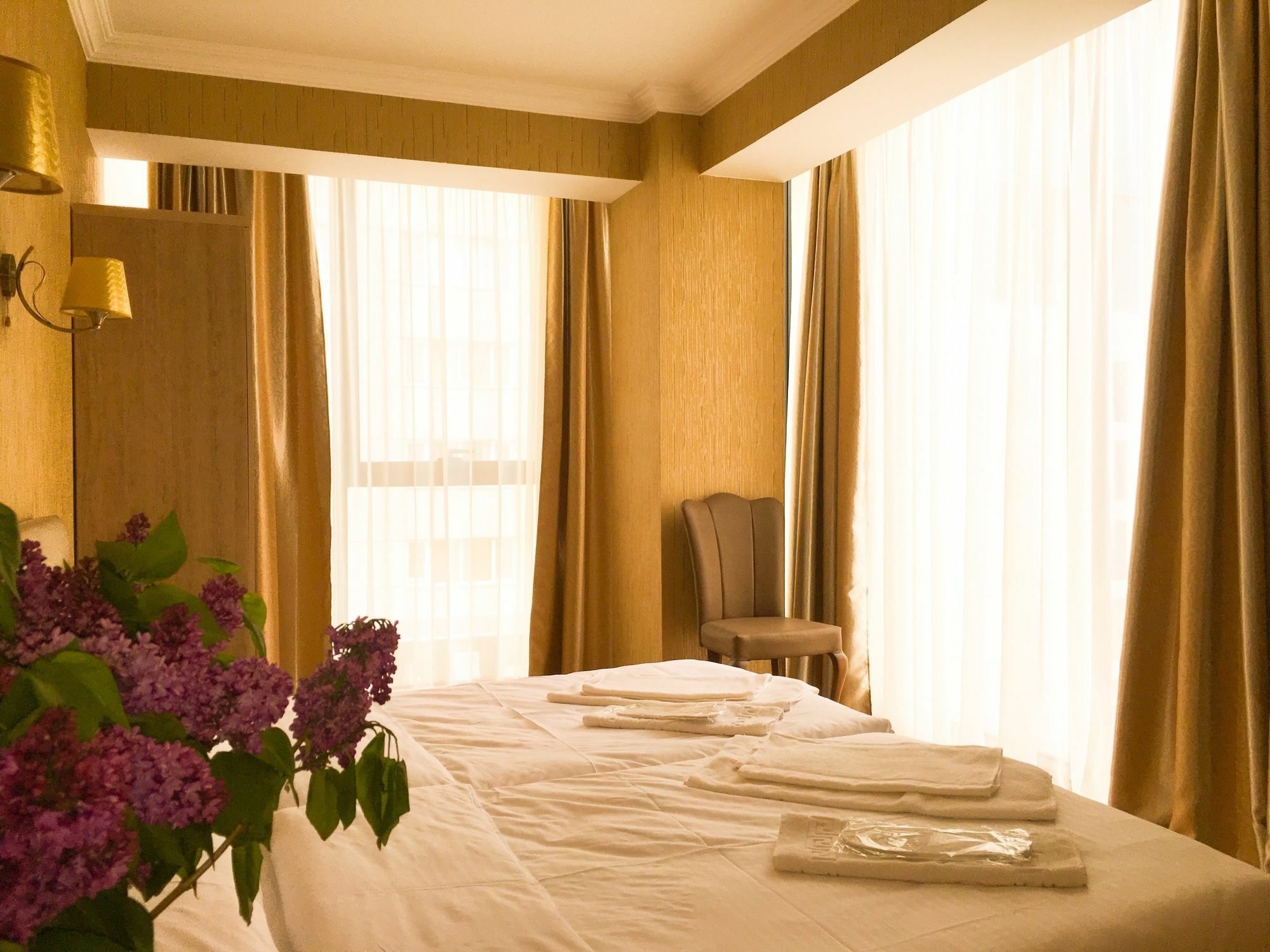 L Plaza Hotel Тбилиси Екстериор снимка