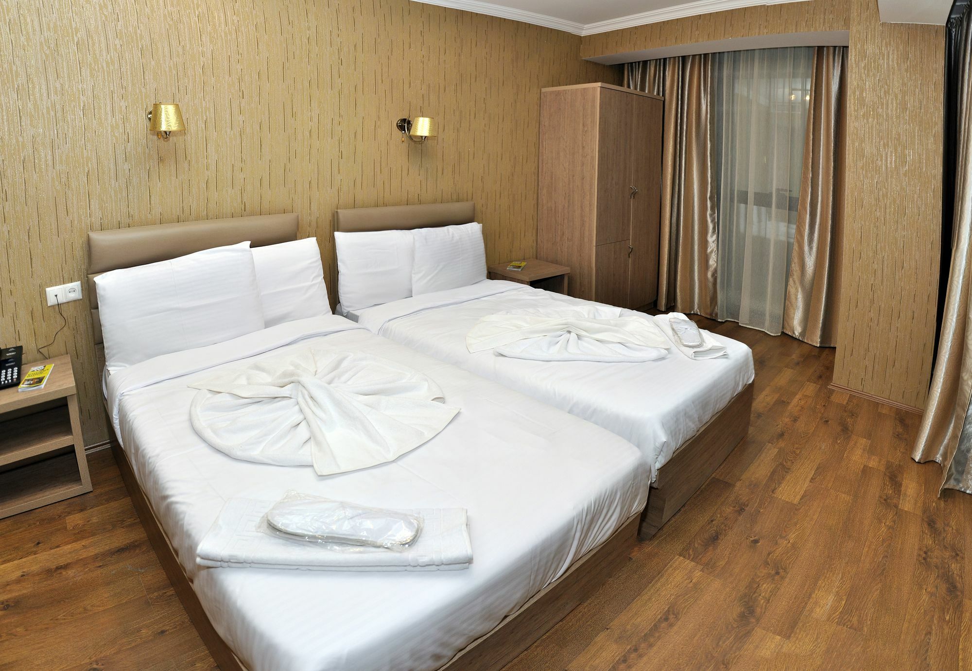 L Plaza Hotel Тбилиси Екстериор снимка