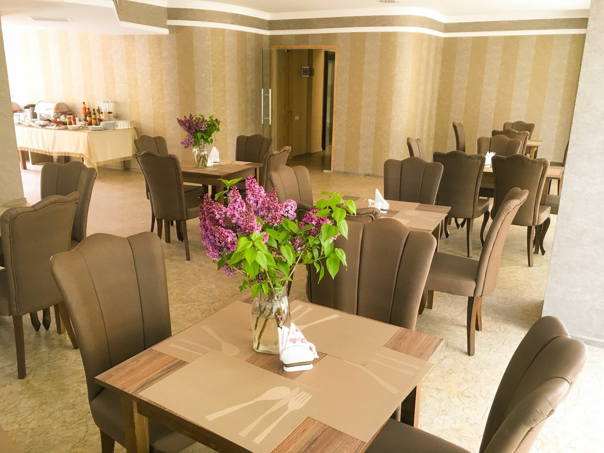 L Plaza Hotel Тбилиси Екстериор снимка