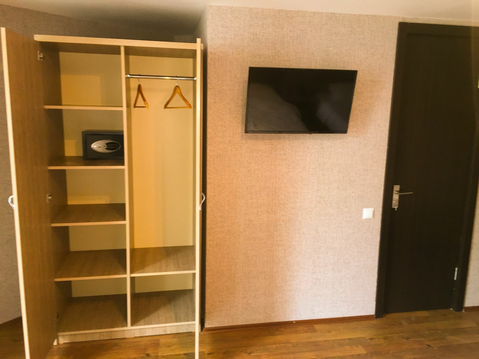 L Plaza Hotel Тбилиси Екстериор снимка