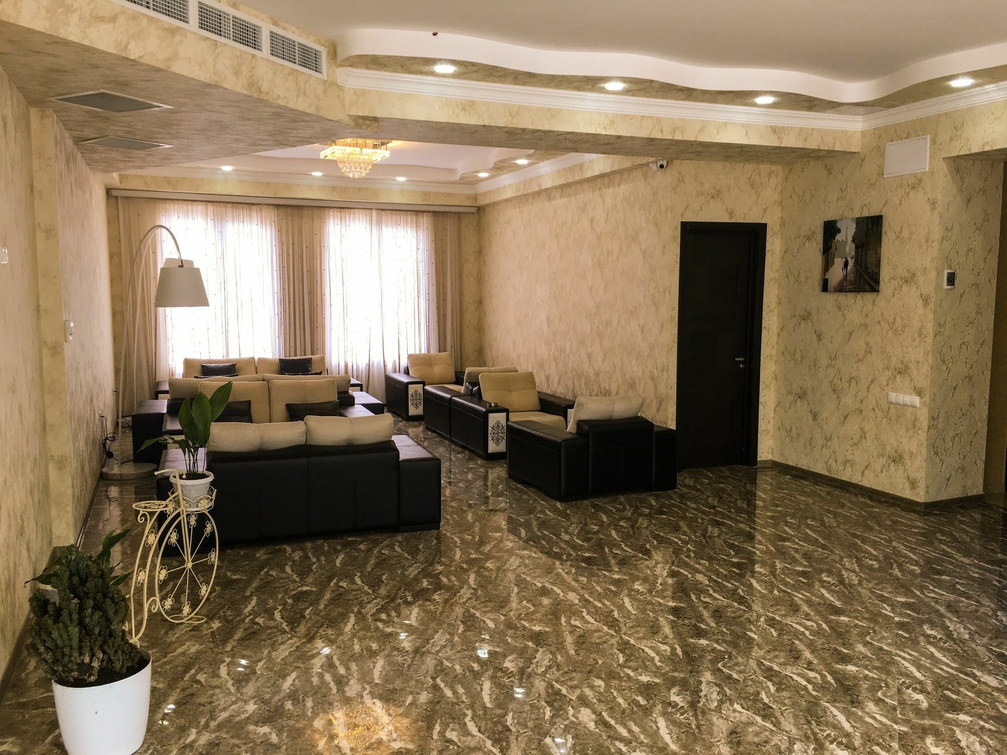 L Plaza Hotel Тбилиси Екстериор снимка