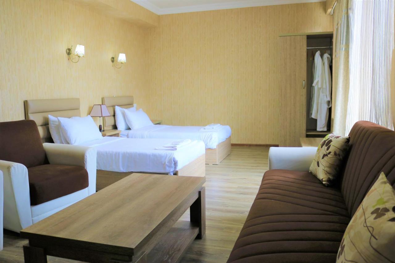L Plaza Hotel Тбилиси Екстериор снимка