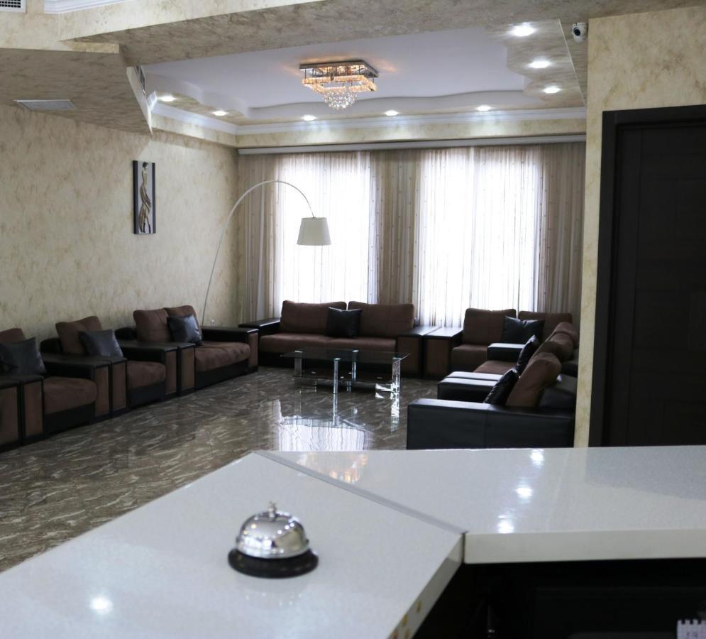 L Plaza Hotel Тбилиси Екстериор снимка